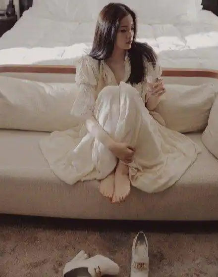 欧阳娜娜穿米色睡裙慵懒性感 长发披肩效果温柔撩人_画面_显得_脚丫