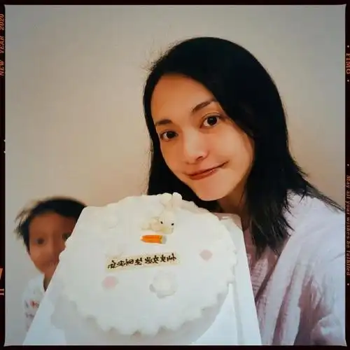 姚晨41岁生日晒与儿子合照,手捧蛋糕一脸幸福,儿子抢镜表情丰富