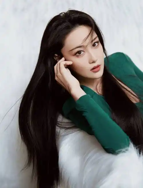 张馨予晒全新写真为进博会打call 祖母绿长裙衬托绝佳气质_美人_支持