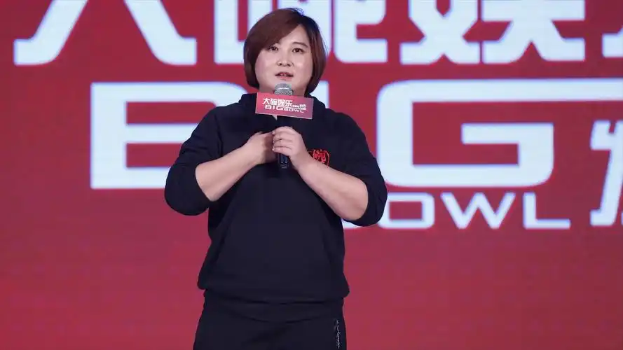 贾玲发滑雪照,疑似回怼恶评,称:风好大,站在山顶的缘故吧_电影_什么