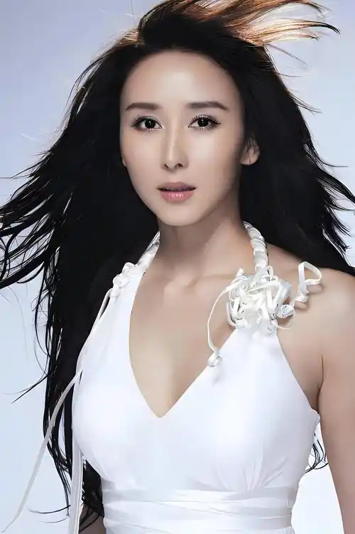 胡静写真全网惊艳,灵动女神范十足,曼妙身材惊叹众人,完美无瑕引发