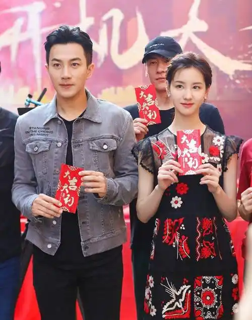 刘恺威去年搂陈都灵庆生旧照流出,相差19岁cp感不减,女方回应很直白