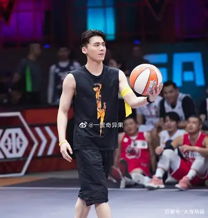 李易峰晒新照:身穿球衣手拿篮球,简直活力满满运动感十足帅爆了
