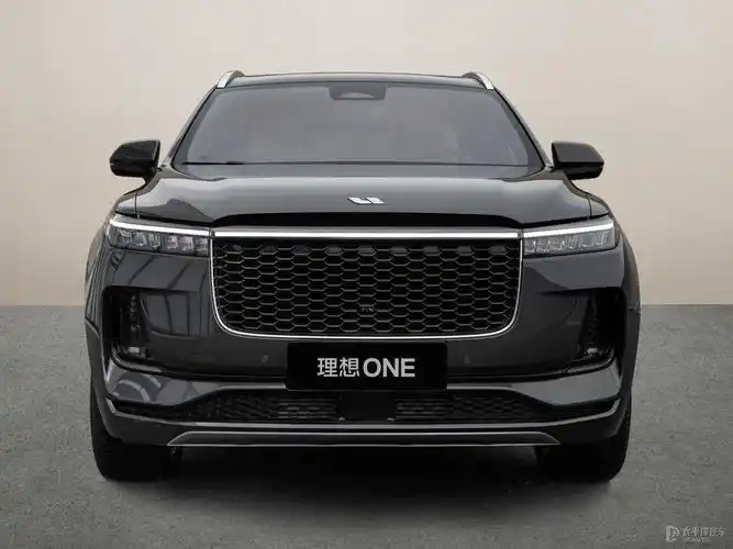 理想one内饰设计非常青春,以黑色为主色调,尽显时尚格调,很符合年轻人