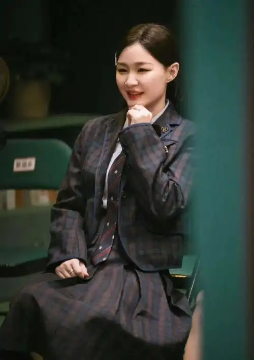 她写道"一家四口一起迎接第五位家庭成员",还配上了龙宝宝的表情包.