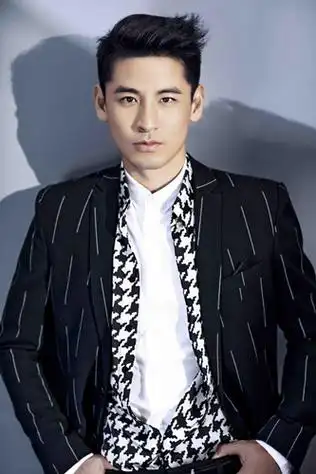 15 19:48:09 新浪娱乐 摘要:钱泳辰在剧中饰演唐家二公子唐子路,种种