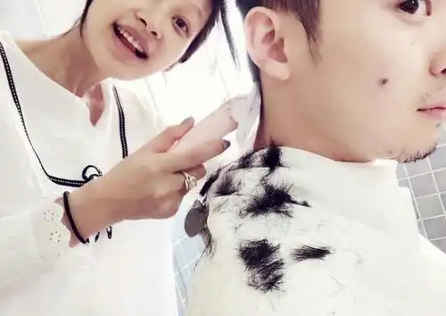 孙怡晒与董子健同框都被女儿大福在嘴上贴贴纸网友解读很到位