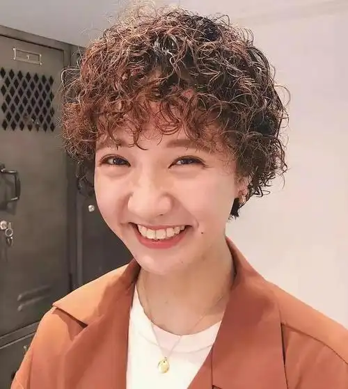 短卷发图片女2021新款减龄女短烫发型2022流行发型