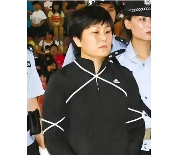 死刑犯屈孝湘即将押赴刑场的照片,感觉眼神非常的冷酷|毒贩|执行死刑