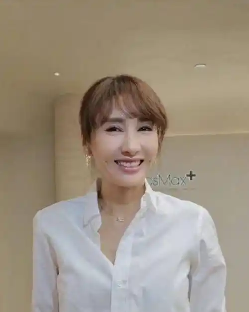 50岁黎姿近照突然坐轮椅?