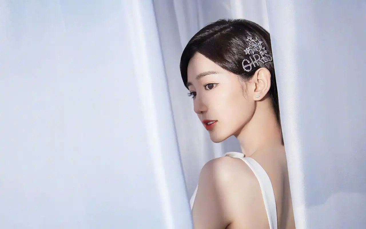 毛晓彤仙气甜美写真,若出水芙蓉般清新美貌!