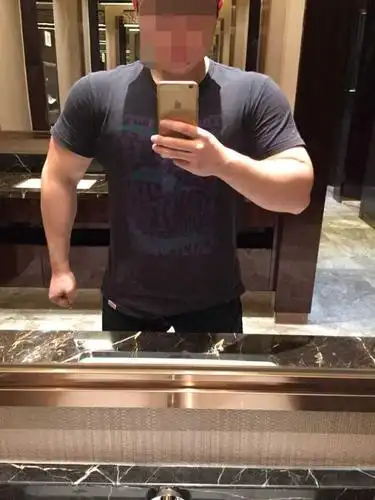 这是我一个朋友,两百多斤,178的身高,我好像基本看不到他穿正常的衣服