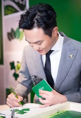 cn张智霖老是嫌硬直发难以塑形,抓纹理的,在卷发之后造型困难就迎刃而