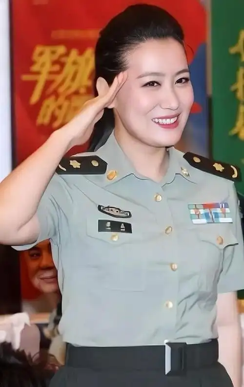 谭晶军装照