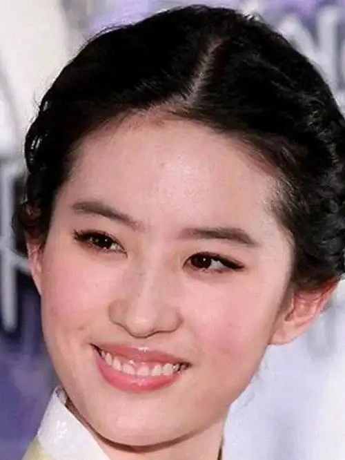 原因就在于刘亦菲的牙齿不整齐,露出的牙龈很不均匀,前面几颗露的厉害