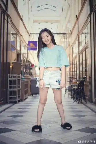 12岁黄多多短裤加露脐装太成熟?可我从她身上看到黄磊的不一般