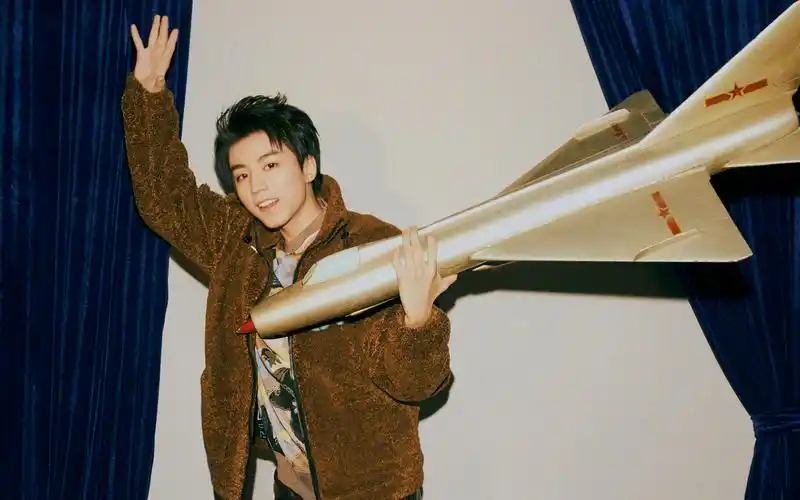 王俊凯复古俏皮高清桌面壁纸