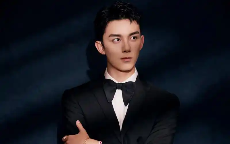 分享一组吴磊帅气写真图片壁纸给大家,希望大家喜欢,更多明星精彩壁纸