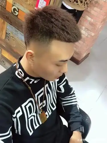 飞机头 两边铲平 刘海剪齐 头顶五厘米剪出层次