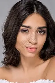 发名家褐发色棕的棕色黑皮肤女孩在看镜头时的肖像背景