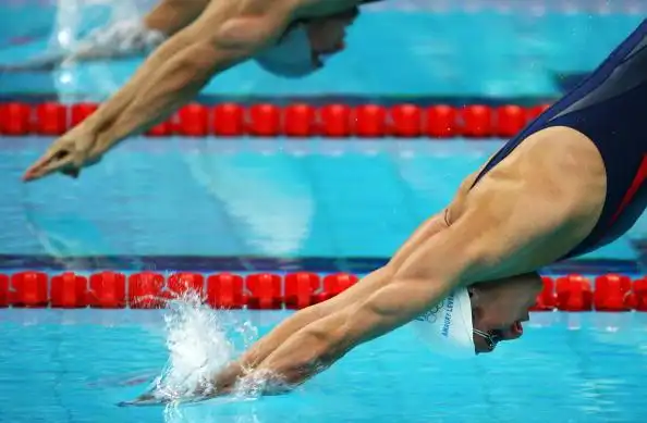 图文奥运会10日男子游泳预赛选手入水的瞬间