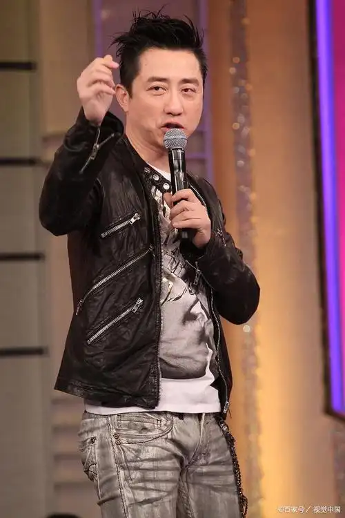 庾澄庆,作为华语乐坛的常青树,以其独特的音乐风格和才华横溢的创作