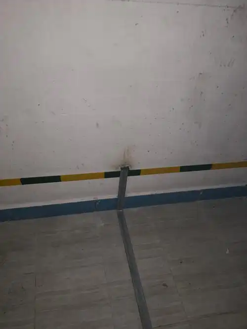 存在问题12:配电房接地扁钢搭接不规范,接地干线应与低压柜接地排直接