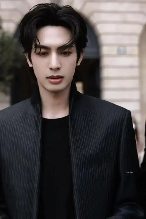 宋威龙侧颜骨相