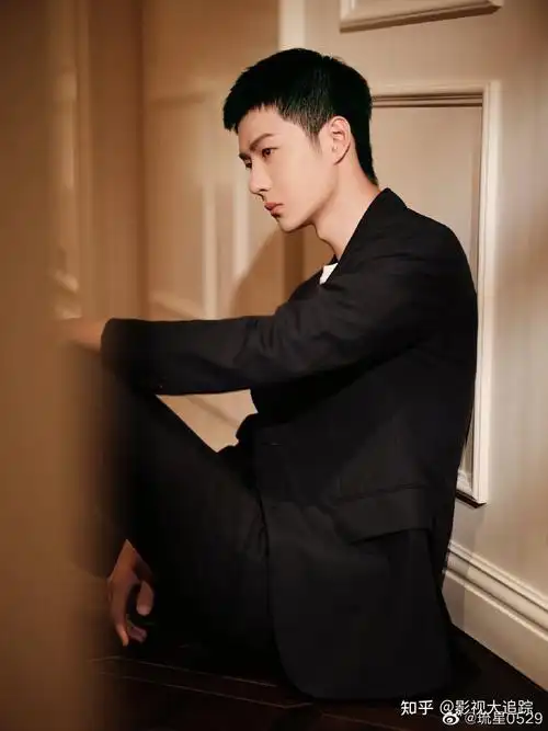 杨紫新综艺曝光,两人绯闻男友齐上阵,就连小迷弟王嘉尔也来了!