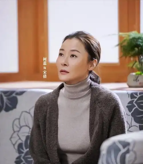 柯蓝:22岁年薪60万,与李亚鹏恋爱,和黄志忠传绯闻,50岁仍未婚