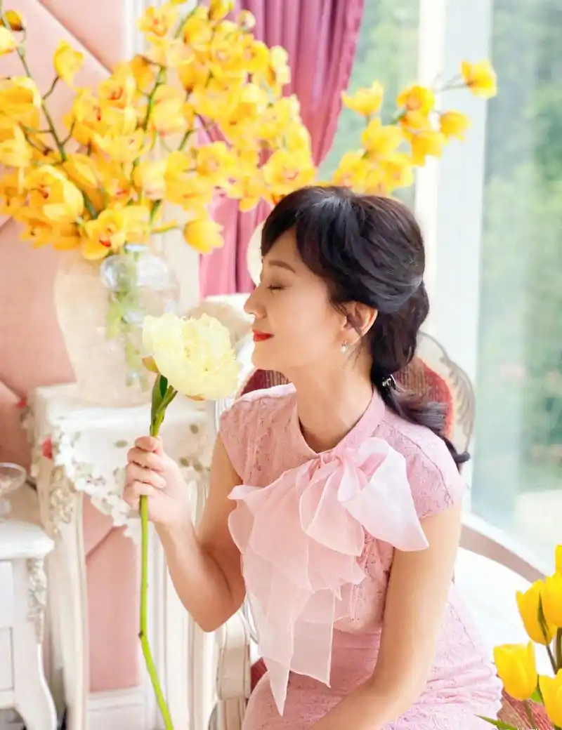 赵雅芝提前庆生粉裙优雅美照图片39