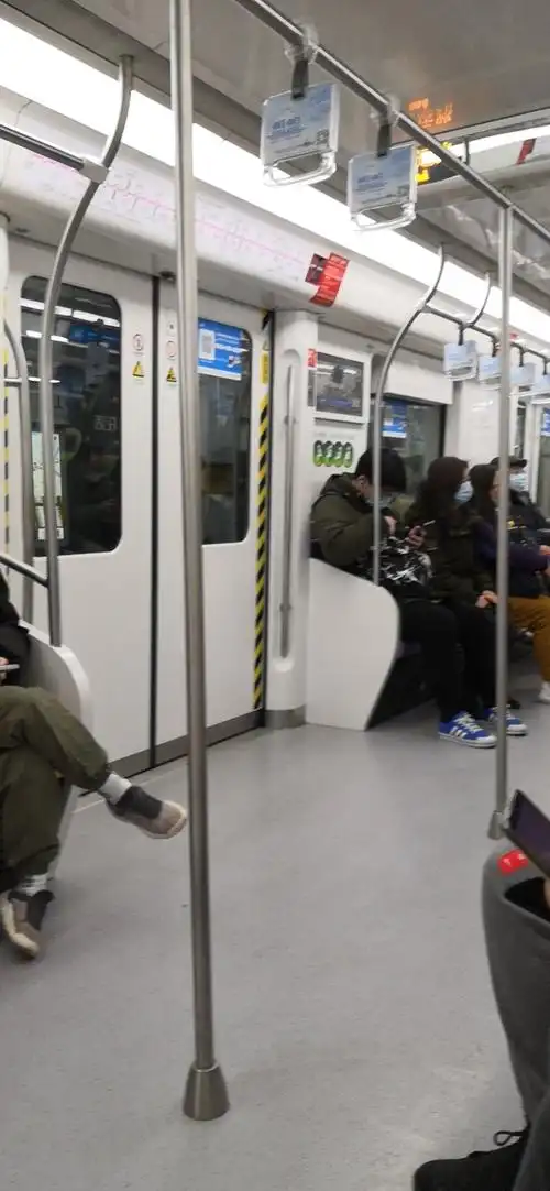 坐地铁的人虽然很人.