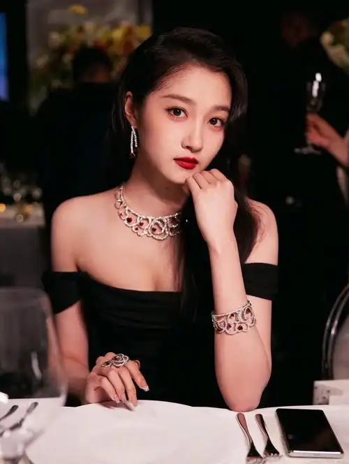 关晓彤身穿黑色抹胸连衣裙,大秀性感锁骨,搭配精致妆容,女人味十足.