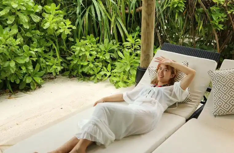 媳妇迫不及待的换上了她的泳衣,摆出各种姿势让我拍照~早晨的阿玛瑞岛