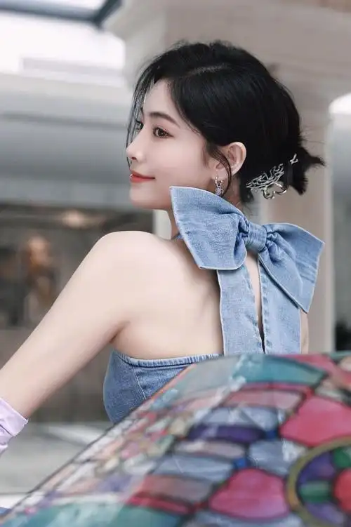 许佳琪今日造型……__财经头条