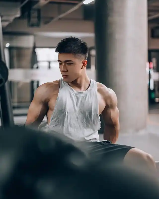 一身漂亮的肌肉, 自带略萌颜值, 妥妥的一忠犬型小老公啊