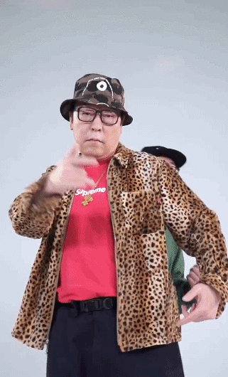 倪大红穿豹纹外套嘻哈十足