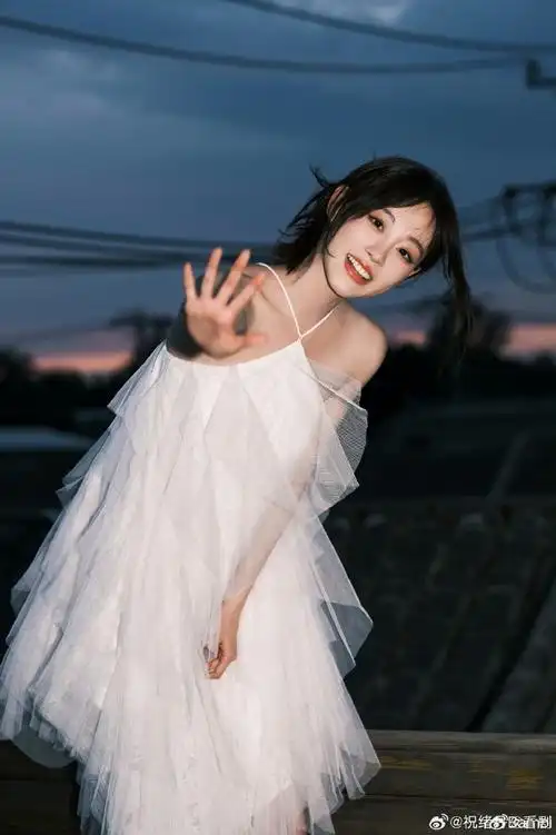 祝绪丹白色挂脖纱裙