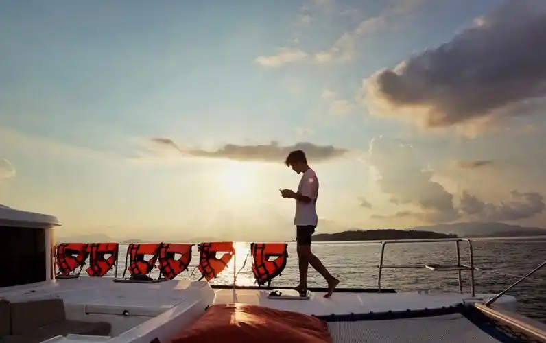 马天宇清爽帅气海上旅行照图片