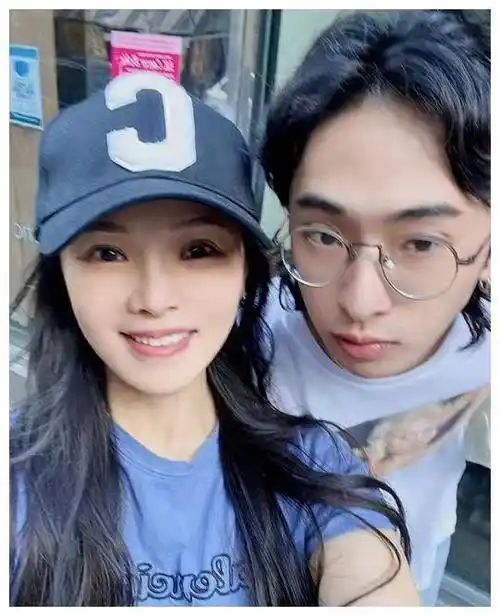 伊能静儿子哈利在美国庆生22岁大秀纹身眼神犀利表情叛逆