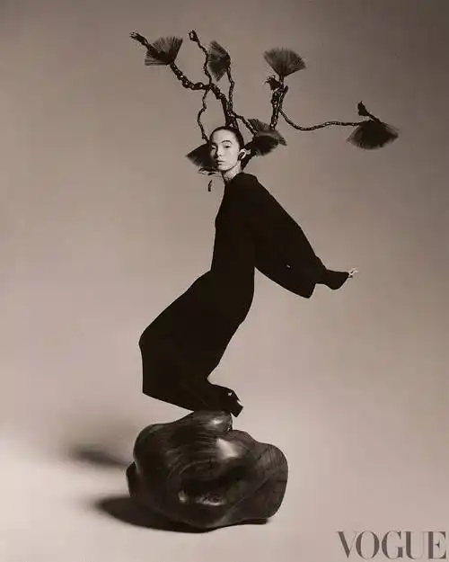 时尚|雎晓雯登《vogue》八月刊,十年十封演绎奇幻梦境主题大片_封面