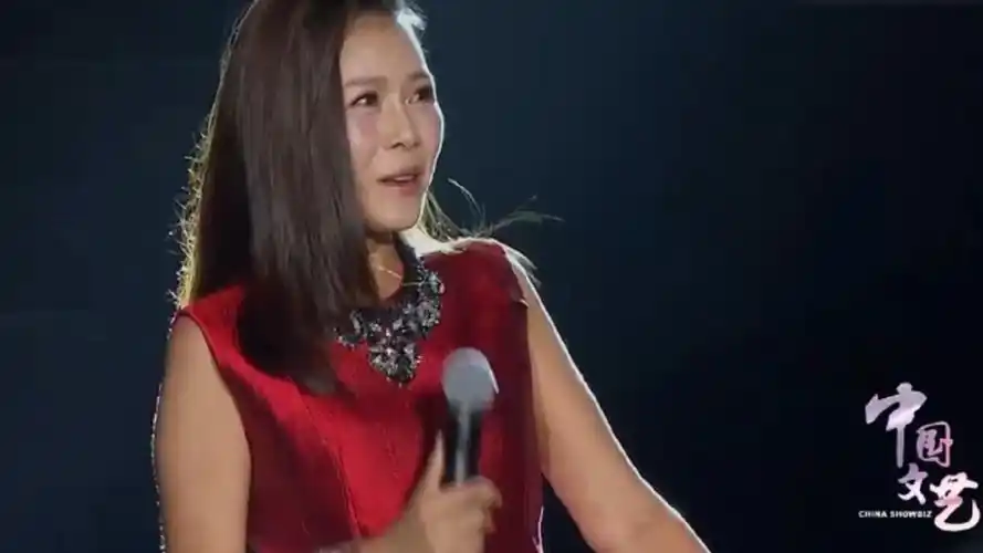 田震献唱《月牙泉》,嗓音独特,唱的太有意境了