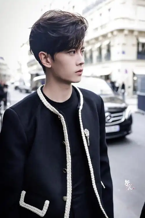 人任嘉伦出席roger vivier品牌探店活动,正式开启#巴黎时装周#行程,一