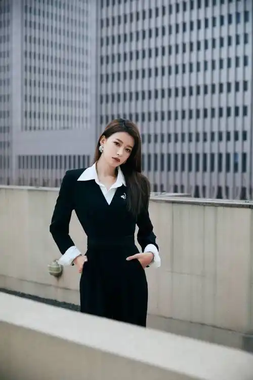 孙怡身穿黑色紧身西装搭配白色复古衬衫尽显优雅