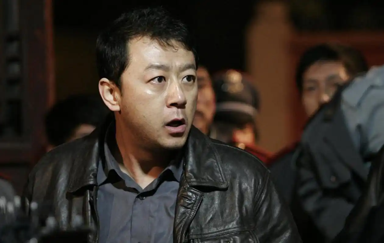 《疯狂的石头》是宁浩执导的黑色喜剧片,由郭涛,刘桦等演员出演.