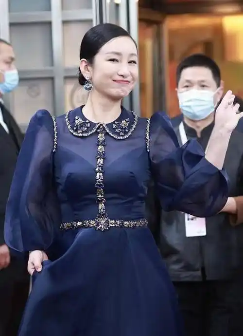 秦海璐的搭配很年轻,灯笼袖的服装很有少女感,修身效果也不错_裙子