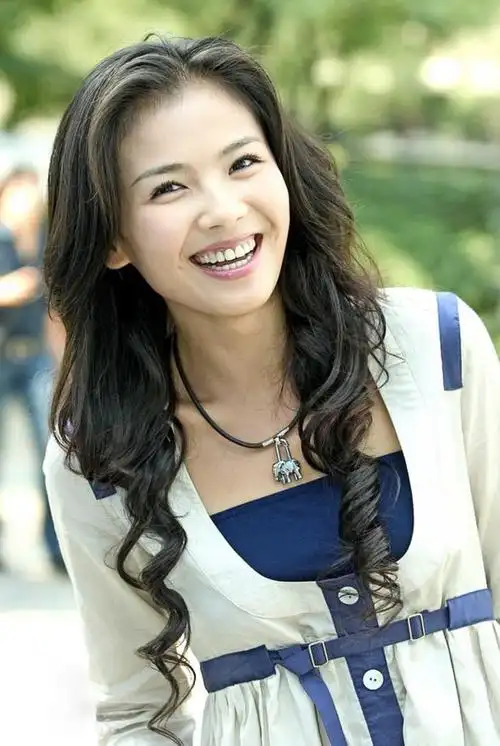 刘涛,我一直觉得她有些土,有些黑,不过人家土得顺眼,黑得大方,喜欢她