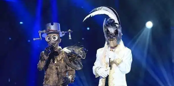 蒙面唱将最大咖位巨星摘掉面具后所有嘉宾只能自觉起立