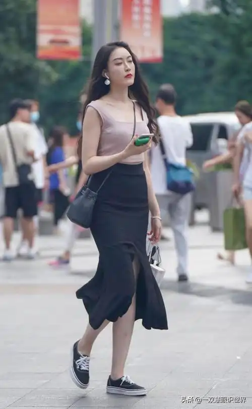 街拍高清组图气质美女肤白貌美大长腿