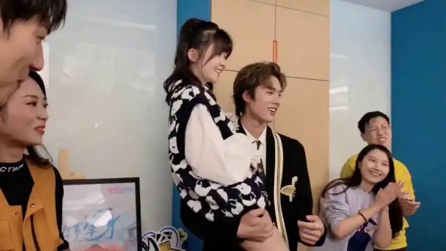 邓超元aaron 和@宋伊人 今天来优酷扫楼,重现剧中名场面!